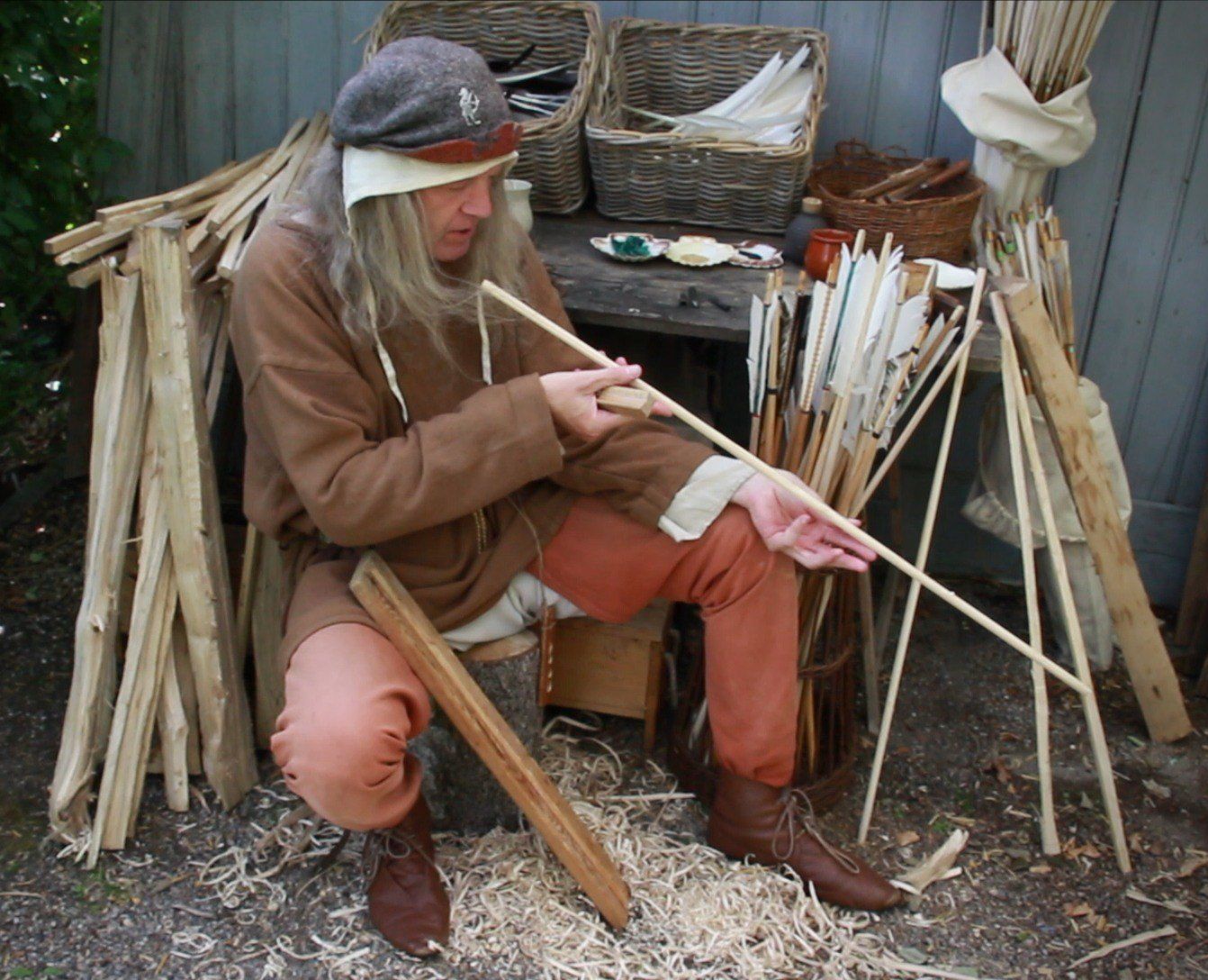 Auteur aan het werk als middeleeuwse pijlenmaker.jpg